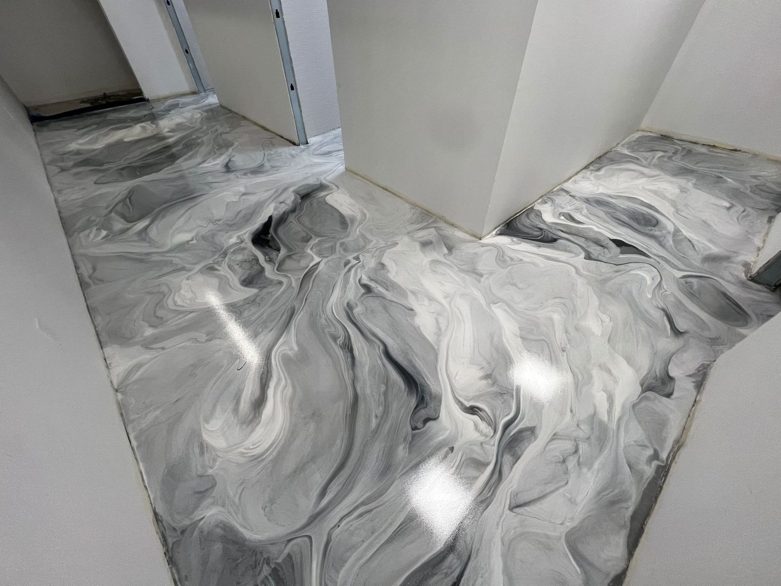 Gray marbleized metallic epoxy floor in a Los Angeles commercial space